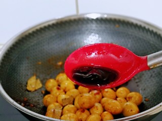 14、酱香啤酒鹌鹑蛋,再加入蚝油。