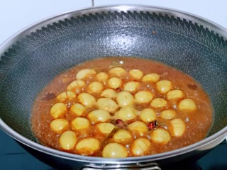 16、酱香啤酒鹌鹑蛋,中火烧开，无需盖盖子，烧开后转中小火煮。