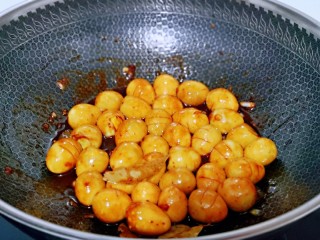 17、酱香啤酒鹌鹑蛋,直到汤汁浓稠，不要将汤汁收干，留一点汤汁更入味。