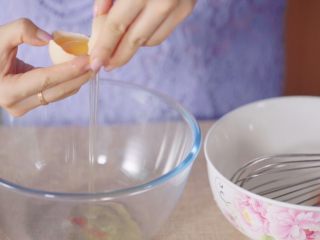 2、15分钟做个蓬蓬的舒芙蕾,两个鸡蛋分离蛋黄和蛋清