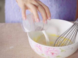 5、15分钟做个蓬蓬的舒芙蕾,再加入牛奶，搅拌均匀