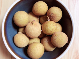 3、腊八粥,准备好新鲜的龙眼。