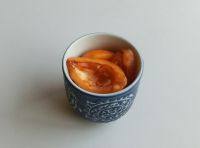 3、枇杷炖川贝,将枇杷放入炖盅。