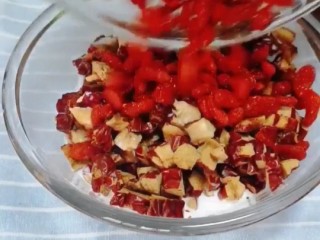 3、红枣枸杞蛋糕,加入洗净的枸杞