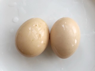 1、炖鸡蛋,准备两个鸡蛋