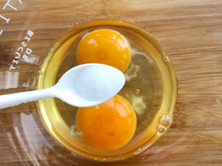 2、炖鸡蛋, 把两个鸡蛋打入碗中，加少许盐。