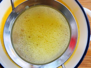 5、炖鸡蛋,过滤掉表面的泡沫。（过滤一次更细腻）