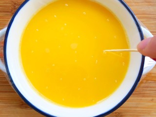 6、炖鸡蛋,盖上保鲜膜，用牙签戳几个洞。