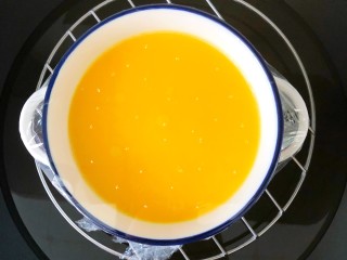 7、炖鸡蛋,起锅烧水，上锅蒸十分钟左右即可。