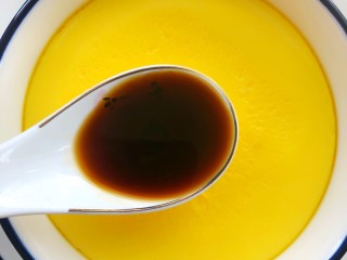 8、炖鸡蛋,起锅加一勺生抽。