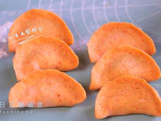 3、黄花鱼水饺,擀皮包饺子，全部包完等待煮、蒸、煎。金灿灿像一个个大元宝，寓意财源滚滚。