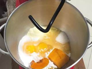 1、南瓜豆沙味喜饼,将所有材料放入厨师机，先干材料，后液体。