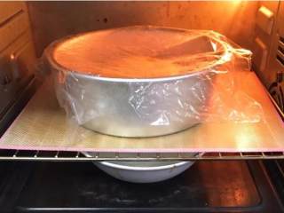 4、南瓜豆沙味喜饼,烤箱发酵档，底部放一碗热水，发酵60分钟。