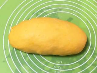 5、南瓜豆沙味喜饼,拿出整理一下过秤。