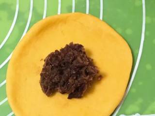 8、南瓜豆沙味喜饼,放入豆沙馅儿。