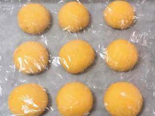11、南瓜豆沙味喜饼,完成后依次放入烤盘，盖上保鲜膜。