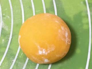 10、南瓜豆沙味喜饼,翻个身放入烤盘，也要盖上保鲜膜，这种饼风化很快的。