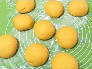 13、南瓜豆沙味喜饼,发酵完成拿出轻轻的用手掌压一下成饼，再放入烤盘。