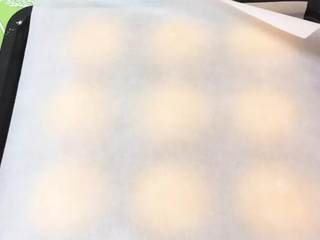 14、南瓜豆沙味喜饼,上面铺上烤盘纸。