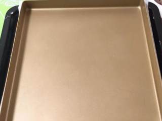 15、南瓜豆沙味喜饼,再用金盘压着，烤制时不让蓬发。