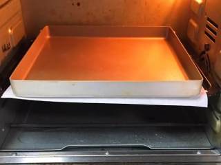 16、南瓜豆沙味喜饼,烤箱预热至175度，烤盘送入烤箱中层烤制6分钟定型。