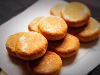 18、南瓜豆沙味喜饼,烤完拿出冷却。