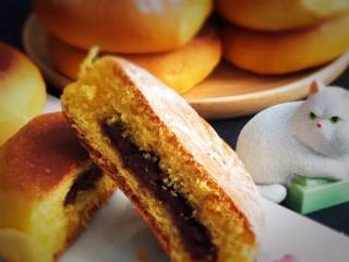 19、南瓜豆沙味喜饼,漂亮的喜饼就完成了。