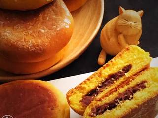 20、南瓜豆沙味喜饼,切开看，内部组织完美，口感香甜。