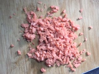 2、日式海苔玉子烧,将火腿肠切成小细碎待用