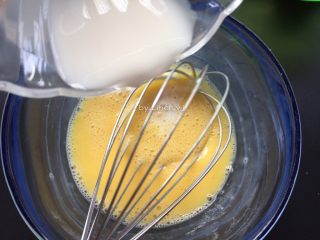 5、日式海苔玉子烧,加入10g纯牛奶