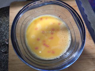 8、日式海苔玉子烧,加入切细碎的火腿粒