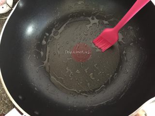 11、日式海苔玉子烧,接着热煎锅后刷上少许油转小火