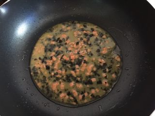 12、日式海苔玉子烧,将海苔鸡蛋液搅拌下，将1/3之一的海苔鸡蛋液倒入煎锅中，煎至未完全凝固时卷起