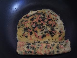 14、日式海苔玉子烧,再次将海苔鸡蛋液搅拌下，倒入剩下海苔鸡蛋液的一半，继续煎至差不多溶固时卷起成卷