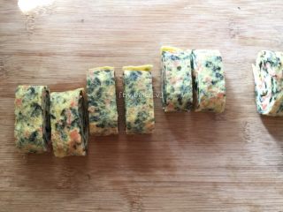 17、日式海苔玉子烧,稍凉后的玉子烧切成约1.5CM的厚片即可食用了