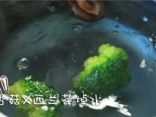 1、龙利鱼蒸糕,西兰花和香菇焯水。
