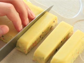 3、龙利鱼蒸糕,切成宝宝可抓取的小块状。