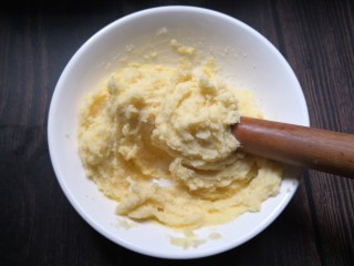 11、香烤土豆塔,用擀面杖搅拌均匀。