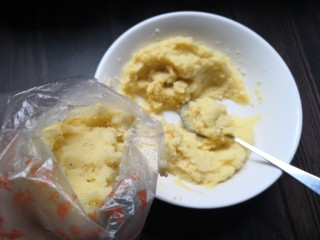 12、香烤土豆塔,把压好的土豆泥装入裱花袋中你。