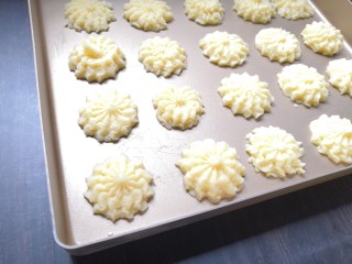 13、香烤土豆塔,挤入烤盘里。