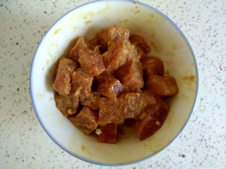 1、菠萝咕咾肉,猪肉切小块，加入一勺生抽，一勺料酒，一勺淀粉，搅拌均匀，放置一会儿
