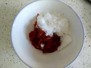 5、菠萝咕咾肉,放入三勺白糖