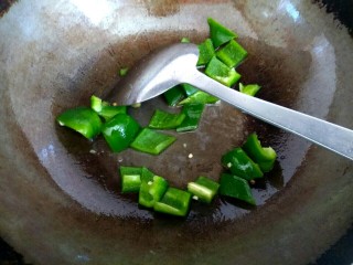 12、菠萝咕咾肉,把植物油全部倒出，放入青椒，翻炒一会儿，盛出待用