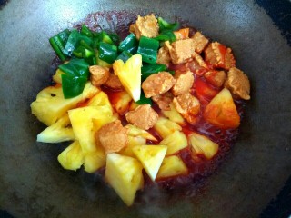 14、菠萝咕咾肉,放入猪肉，青椒，菠萝