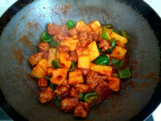 15、菠萝咕咾肉,翻炒均匀关火出锅