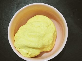 1、芋泥南瓜饼,南瓜蒸熟或者煮熟，碾成泥，混合糯米粉揉成面团，看个人喜好加糖（我用的贝贝南瓜，本身很甜，所以没有放糖。）