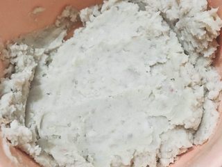 2、芋泥南瓜饼,芋头蒸熟，碾成泥，加入适量蜂蜜或糖，倒入适量牛奶或者淡奶油。（加料看个人口味，液体不要太多）