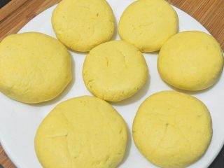 3、芋泥南瓜饼,南瓜面团包入芋泥，做成饼状。