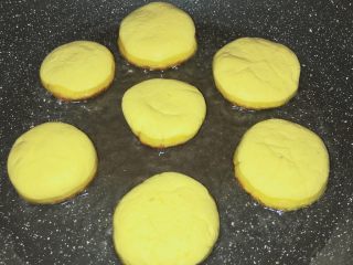 4、芋泥南瓜饼,小火煎，我用的电磁炉，温度设置在130摄氏度。煎一会儿后翻面。不要让饼挨太近，会粘连。两面煎至金黄后就可以出锅啦～