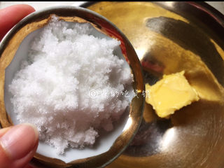 1、冬至美食 奶酪夹心饼干,黄油室温软化后，加入细砂糖和盐。